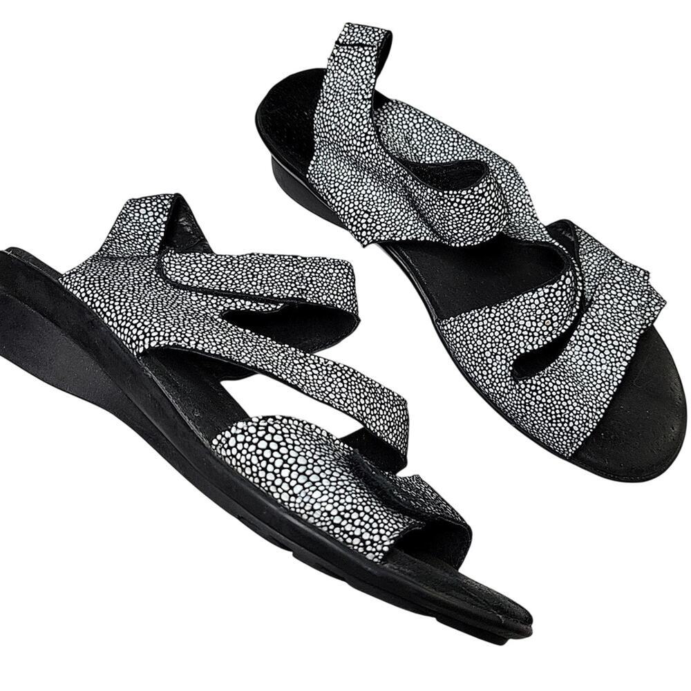 Spring Step Black and White Strap Sandals Womens Natal 7-7.5 EU 38 EUC